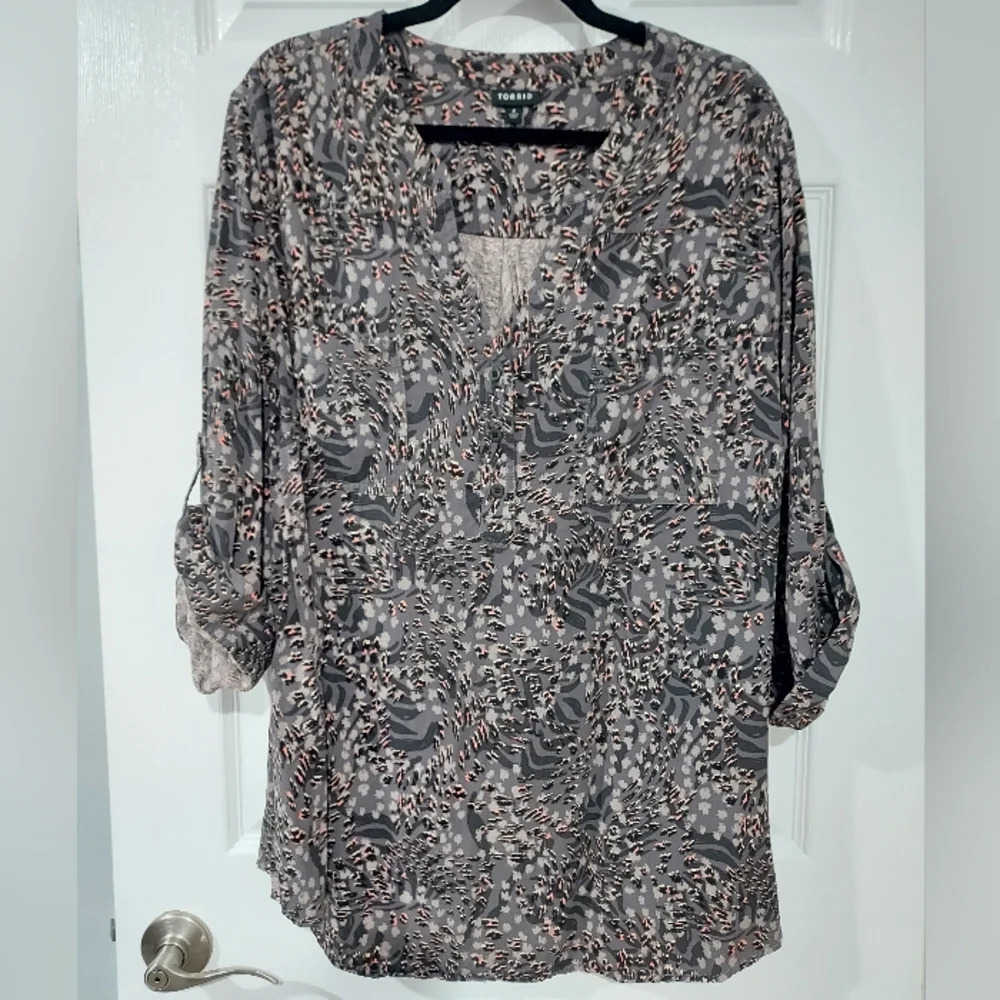 Torrid Animal Grey Harper Rayon Twill Pullover 3/4 Sleeve Blouse in Size 4 / 26 - Picture 2 of 13